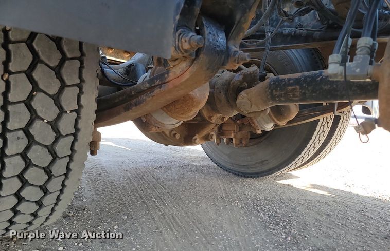 image for item LA9754 1998 Freightliner  FLD112 semi truck