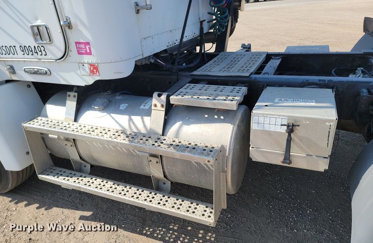 image for item LA9754 1998 Freightliner  FLD112 semi truck