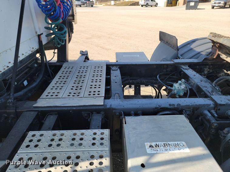 image for item LA9754 1998 Freightliner  FLD112 semi truck