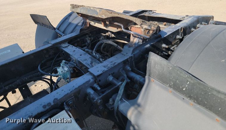 image for item LA9754 1998 Freightliner  FLD112 semi truck