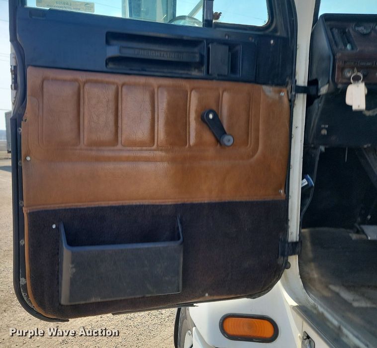 image for item LA9754 1998 Freightliner  FLD112 semi truck