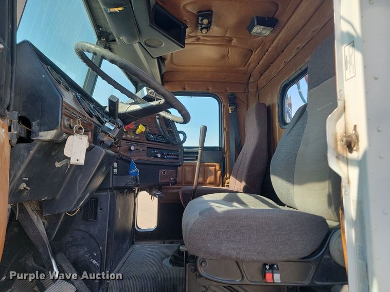 image for item LA9754 1998 Freightliner  FLD112 semi truck