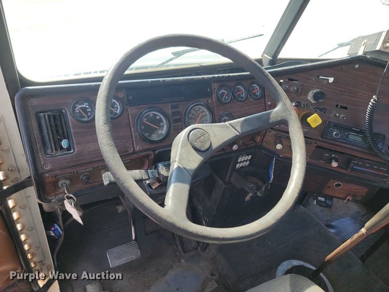 image for item LA9754 1998 Freightliner  FLD112 semi truck