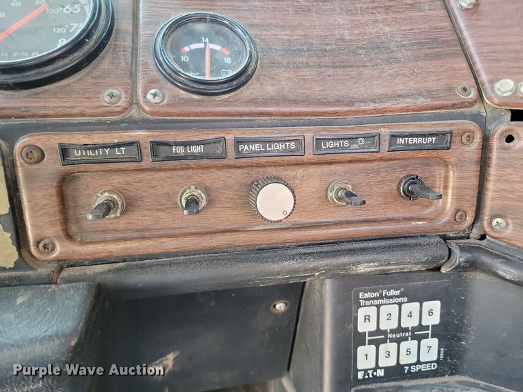 image for item LA9754 1998 Freightliner  FLD112 semi truck