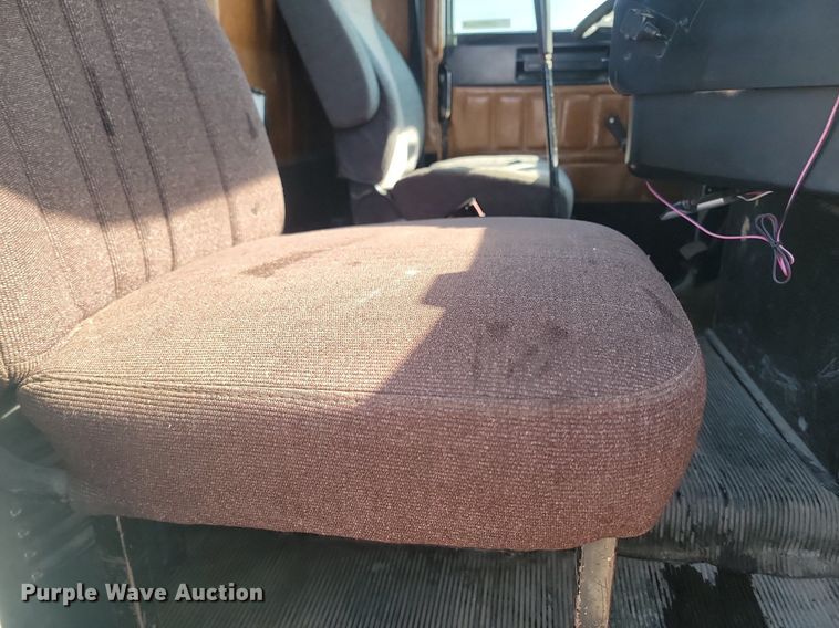 image for item LA9754 1998 Freightliner  FLD112 semi truck