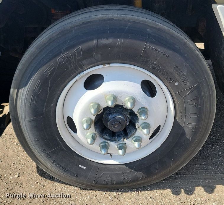 image for item LA9754 1998 Freightliner  FLD112 semi truck