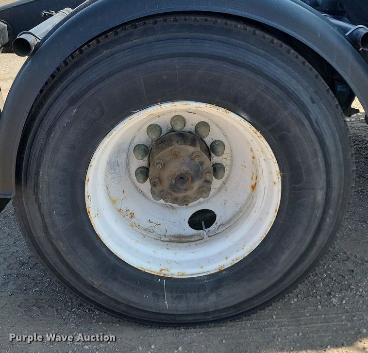 image for item LA9754 1998 Freightliner  FLD112 semi truck