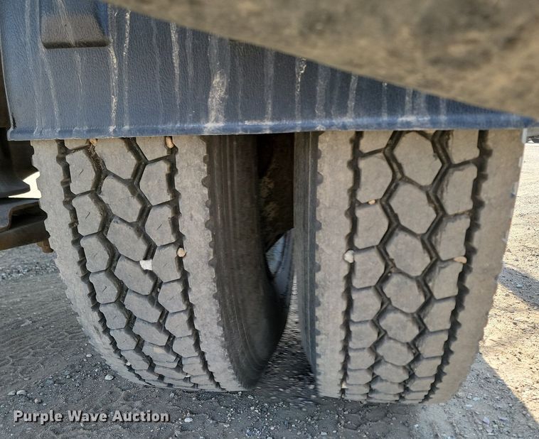 image for item LA9754 1998 Freightliner  FLD112 semi truck