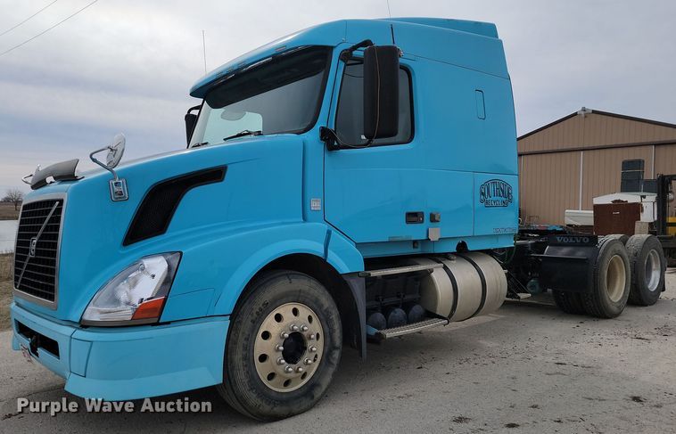 image for item LD9117 2011 Volvo VNL semi truck