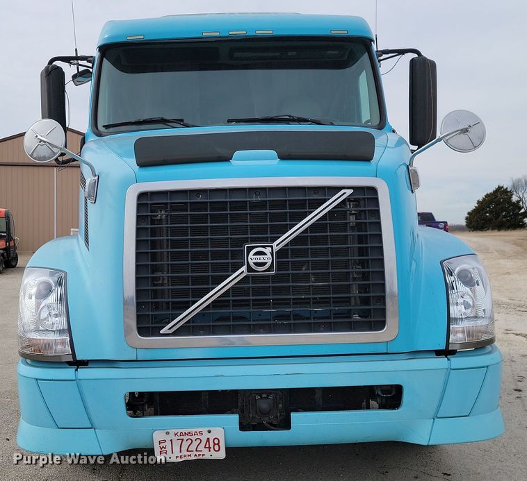 image for item LD9117 2011 Volvo VNL semi truck