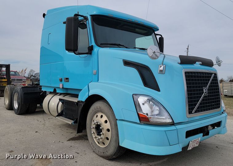 image for item LD9117 2011 Volvo VNL semi truck