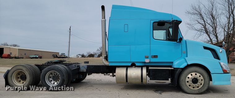 image for item LD9117 2011 Volvo VNL semi truck