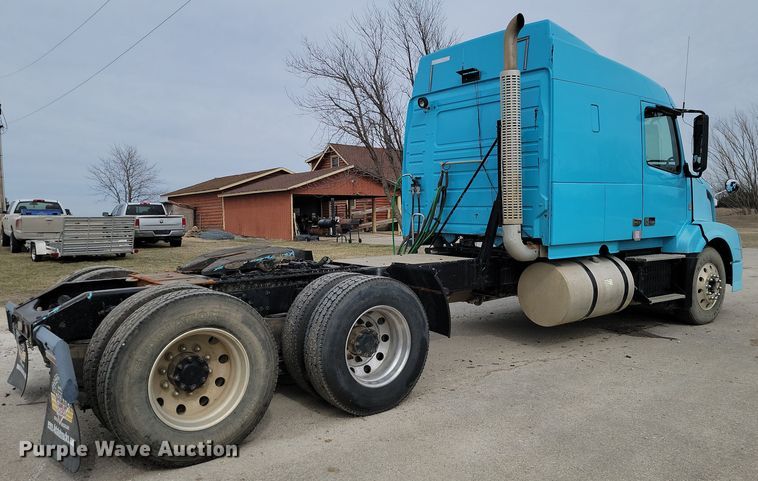 image for item LD9117 2011 Volvo VNL semi truck