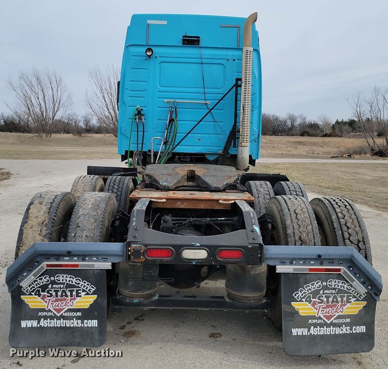 image for item LD9117 2011 Volvo VNL semi truck