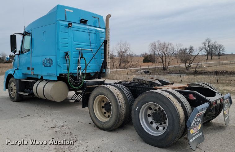 image for item LD9117 2011 Volvo VNL semi truck