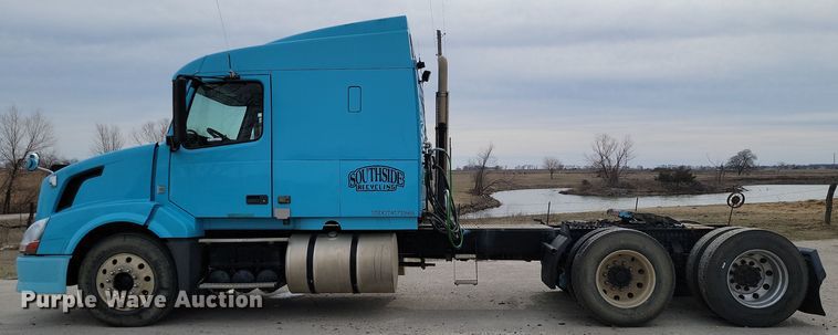 image for item LD9117 2011 Volvo VNL semi truck