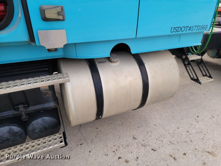 image for item LD9117 2011 Volvo VNL semi truck