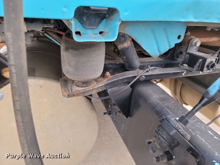 image for item LD9117 2011 Volvo VNL semi truck