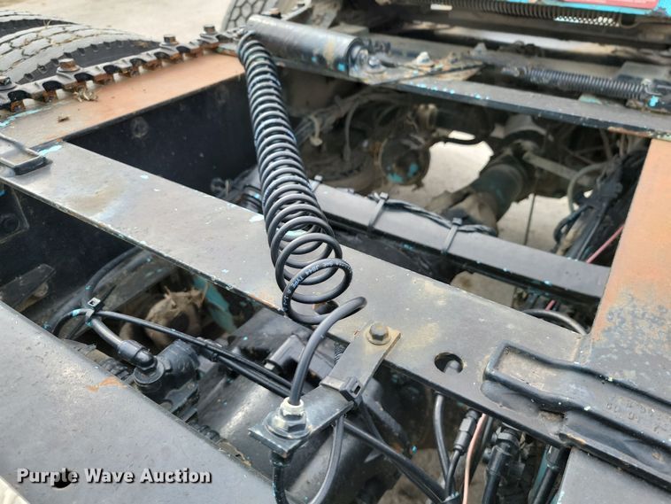 image for item LD9117 2011 Volvo VNL semi truck