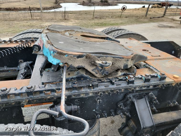 image for item LD9117 2011 Volvo VNL semi truck