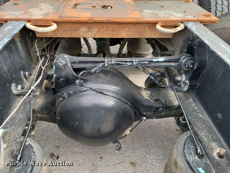 image for item LD9117 2011 Volvo VNL semi truck