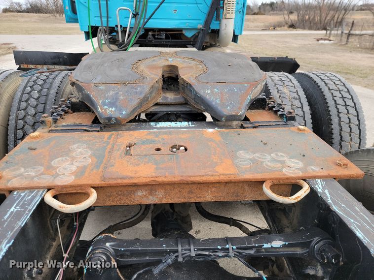 image for item LD9117 2011 Volvo VNL semi truck