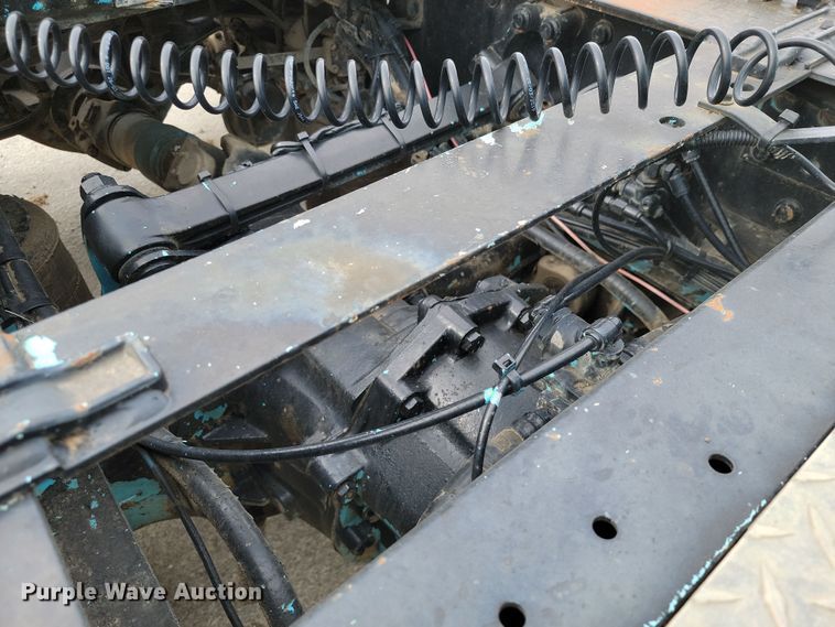 image for item LD9117 2011 Volvo VNL semi truck