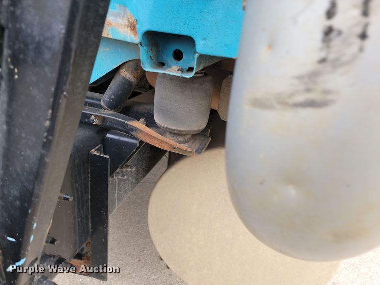 image for item LD9117 2011 Volvo VNL semi truck