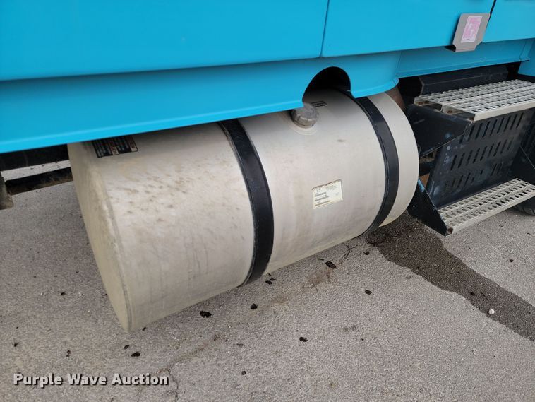 image for item LD9117 2011 Volvo VNL semi truck