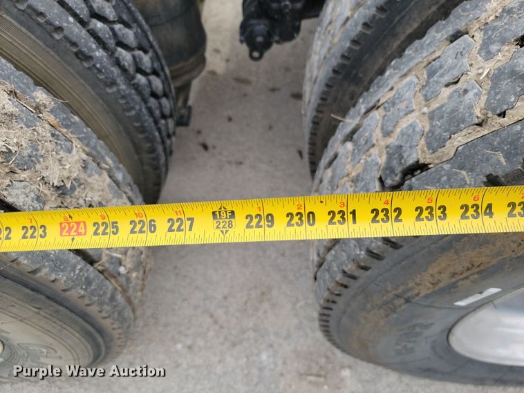 image for item LD9117 2011 Volvo VNL semi truck