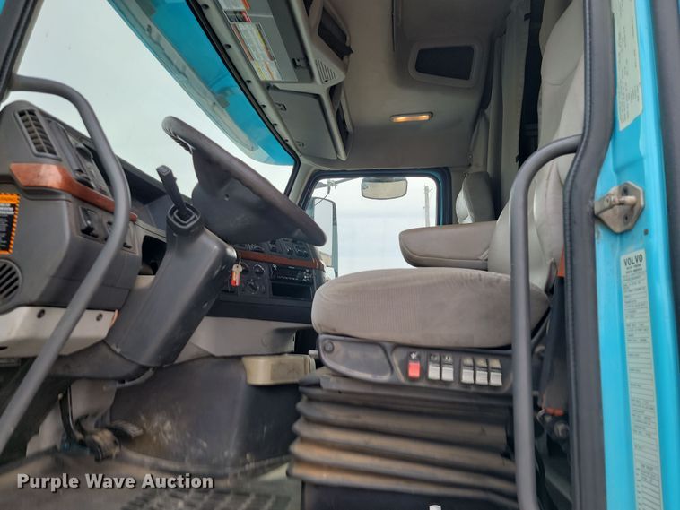 image for item LD9117 2011 Volvo VNL semi truck