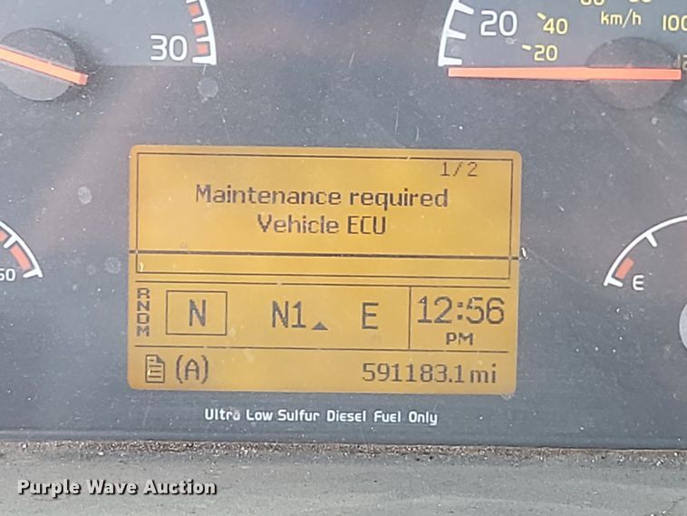 image for item LD9117 2011 Volvo VNL semi truck