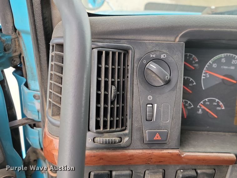 image for item LD9117 2011 Volvo VNL semi truck