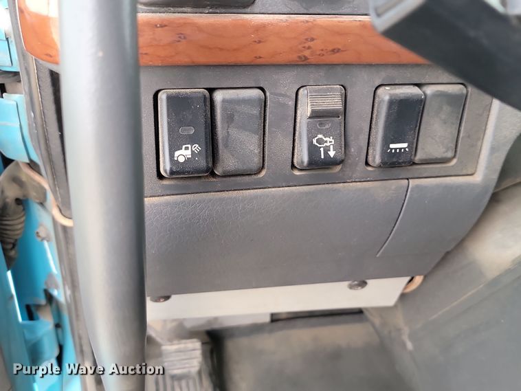 image for item LD9117 2011 Volvo VNL semi truck