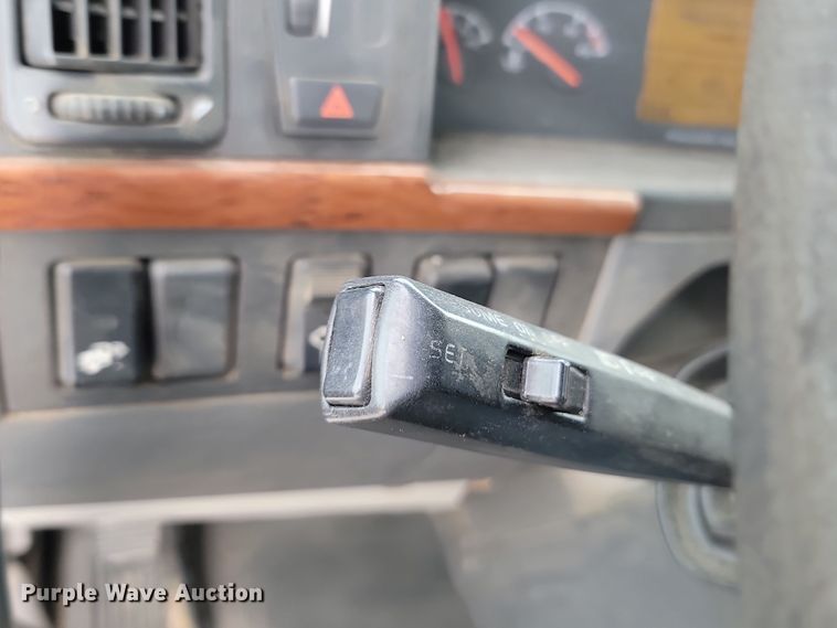 image for item LD9117 2011 Volvo VNL semi truck