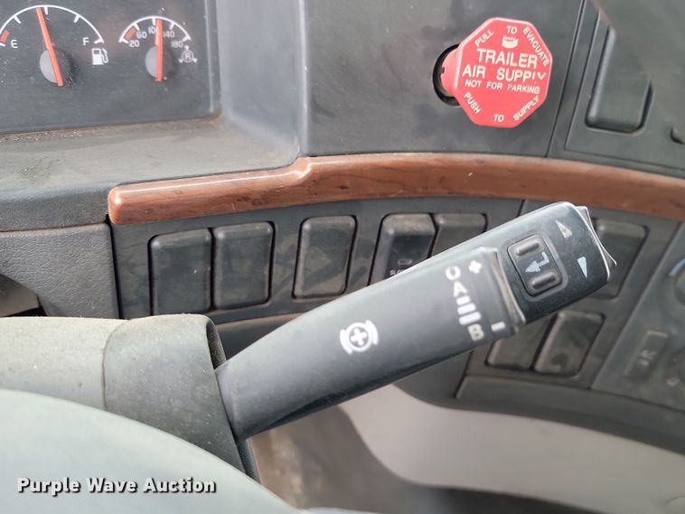 image for item LD9117 2011 Volvo VNL semi truck