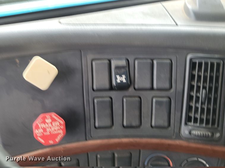 image for item LD9117 2011 Volvo VNL semi truck