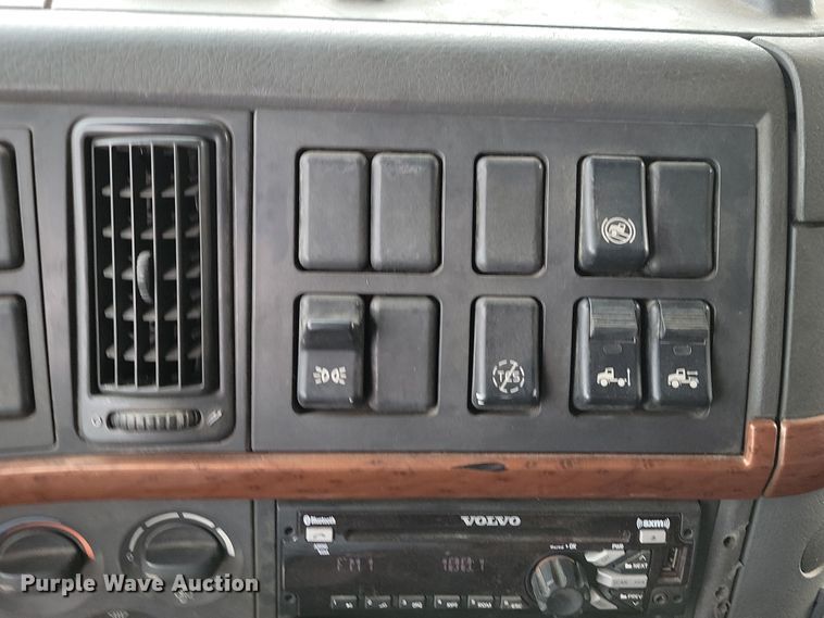 image for item LD9117 2011 Volvo VNL semi truck