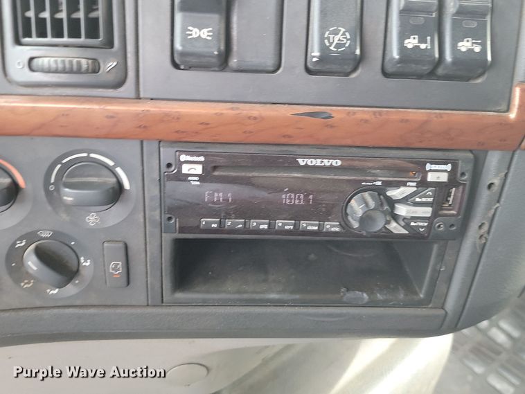 image for item LD9117 2011 Volvo VNL semi truck