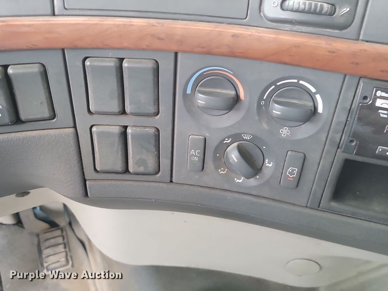 image for item LD9117 2011 Volvo VNL semi truck