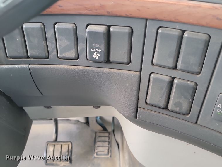 image for item LD9117 2011 Volvo VNL semi truck