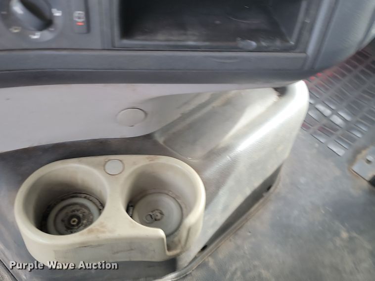 image for item LD9117 2011 Volvo VNL semi truck