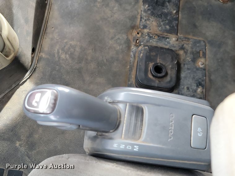 image for item LD9117 2011 Volvo VNL semi truck