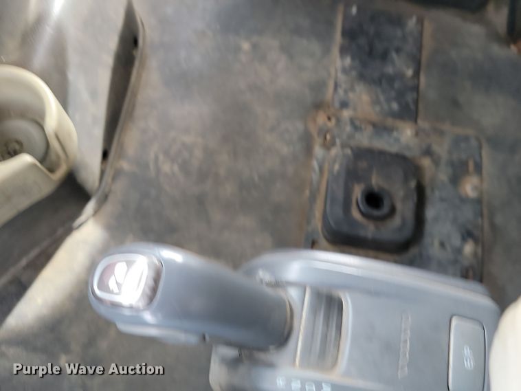 image for item LD9117 2011 Volvo VNL semi truck