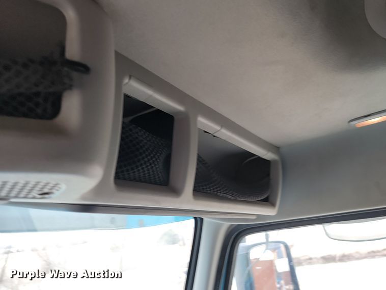 image for item LD9117 2011 Volvo VNL semi truck