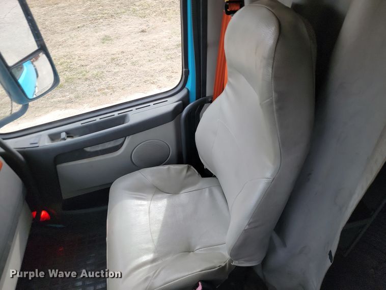 image for item LD9117 2011 Volvo VNL semi truck