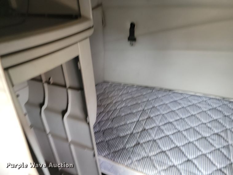 image for item LD9117 2011 Volvo VNL semi truck