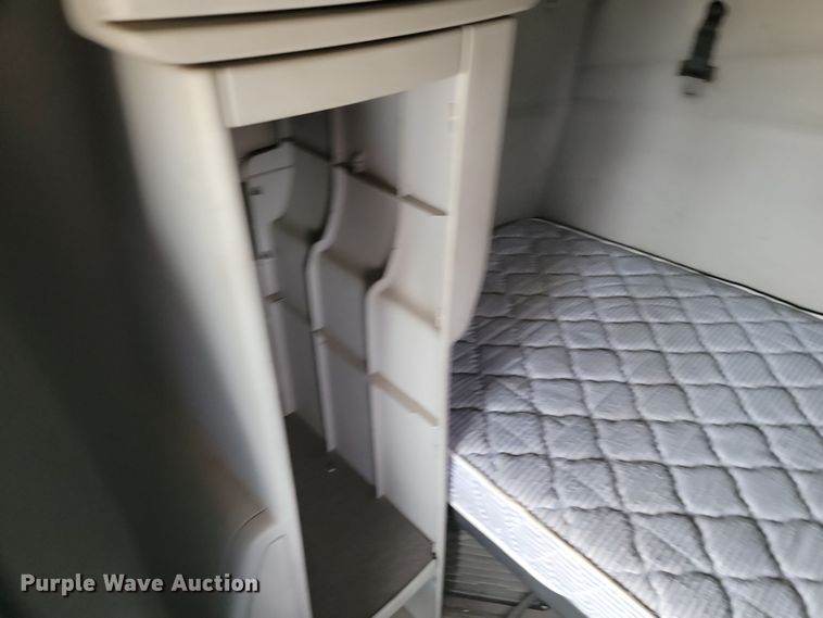 image for item LD9117 2011 Volvo VNL semi truck