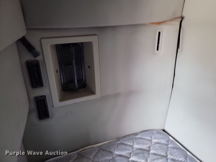 image for item LD9117 2011 Volvo VNL semi truck