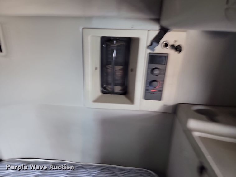 image for item LD9117 2011 Volvo VNL semi truck